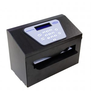 Impressora de cheques Checkprinter II retangular, produzido em aço, na cor preta, co teclado numérico na parte superior e abertura para entrada do cheque na parte lateral